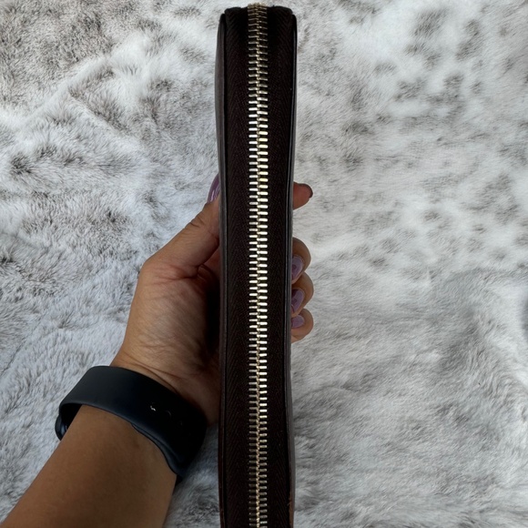 Authentic Gucci Brown Web Stripe Leather Zippy Wallet. P0076 - Picture 7 of 15